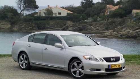 De linkse kant van de politiek kan opgelucht ademhalen, eindelijk is er een grote auto die kan presteren en toch zuinig is. Lexus introduceert namelijk de grote GS met een hybride V6 in het vooronder.