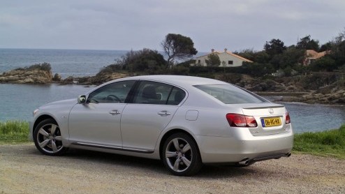 De linkse kant van de politiek kan opgelucht ademhalen, eindelijk is er een grote auto die kan presteren en toch zuinig is. Lexus introduceert namelijk de grote GS met een hybride V6 in het vooronder.