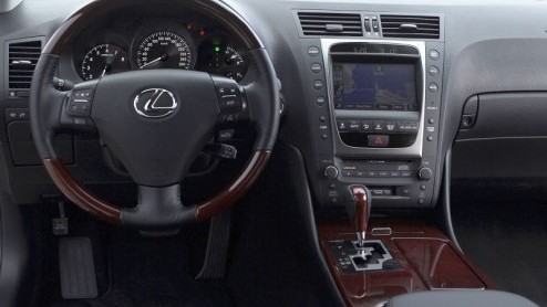 De linkse kant van de politiek kan opgelucht ademhalen, eindelijk is er een grote auto die kan presteren en toch zuinig is. Lexus introduceert namelijk de grote GS met een hybride V6 in het vooronder.