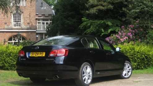 Goed voorbeeld doet goed volgen. Daarom is er de Lexus GS450h. Voor de mobility manager of de directeur met die het goede voorbeeld wil geven, maar ook gewoon voor degene die veel waarde hecht aan een