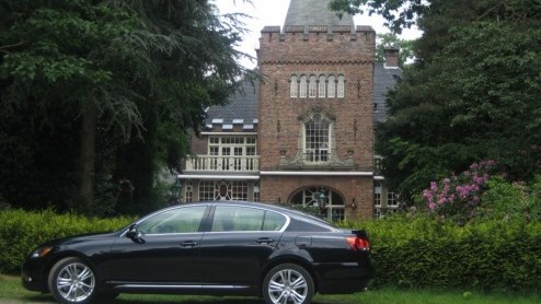 Goed voorbeeld doet goed volgen. Daarom is er de Lexus GS450h. Voor de mobility manager of de directeur met die het goede voorbeeld wil geven, maar ook gewoon voor degene die veel waarde hecht aan een