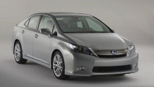 Dit is dan de nieuwe middenklasse hybride van Lexus, de HS 250h. Hij staat natuurlijk in Detroit en is de bescheidenheid zelfe. Eind dit jaar rijdt hij al rond in Amerika, de komst naar onze regio lij