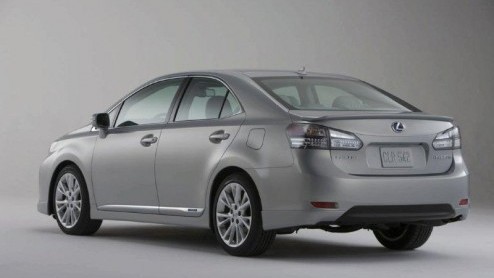Dit is dan de nieuwe middenklasse hybride van Lexus, de HS 250h. Hij staat natuurlijk in Detroit en is de bescheidenheid zelfe. Eind dit jaar rijdt hij al rond in Amerika, de komst naar onze regio lij