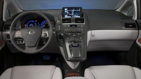 Dit is dan de nieuwe middenklasse hybride van Lexus, de HS 250h. Hij staat natuurlijk in Detroit en is de bescheidenheid zelfe. Eind dit jaar rijdt hij al rond in Amerika, de komst naar onze regio lij