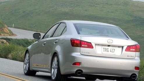 Ok, het zijn niet de allerbeste fotos, maar aan de andere kant krijgen we nu wel een goede indruk van hoe de M en AMG killer van Lexus eruit gaat zien.
