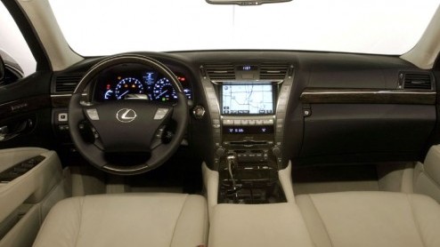 Ben je op zoek naar een ultra luxe sedan en wil je je een beetje onderscheiden van de andere directieleden op de parkeerplaats? Dan heb ik goed nieuws voor je. De Lexus LS 600h is vanaf eind juni te b