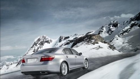 Lexus is op dreef met de IS. Na de zeer sportieve IS F is het nu de beurt aan de Cabriolet-versie IS 250 C. Tegelijkertijd frist Lexus het model lichtjes op. Ook de LF-Xh hybride concept car is van de