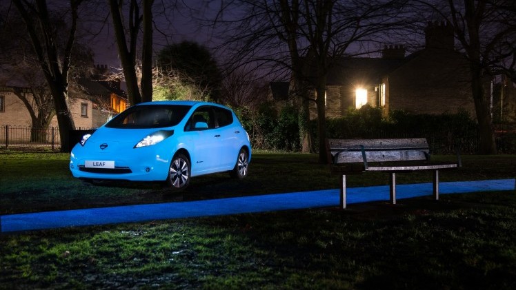 Speciale Nissan LEAF met lichtgevende glow-in-the-dark-lak onthuld.