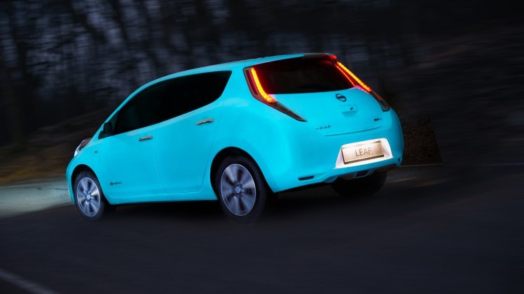 Speciale Nissan LEAF met lichtgevende glow-in-the-dark-lak onthuld.
