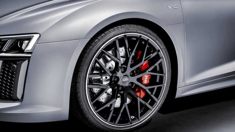 Audi presenteert een gelimiteerde editie voor de R8: de Audi Sport Edition. De auto wordt geleverd in de kleuren van Audi Sport en de oplage bedraagt 200 stuks.