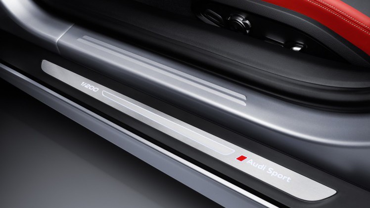 Audi presenteert een gelimiteerde editie voor de R8: de Audi Sport Edition. De auto wordt geleverd in de kleuren van Audi Sport en de oplage bedraagt 200 stuks.