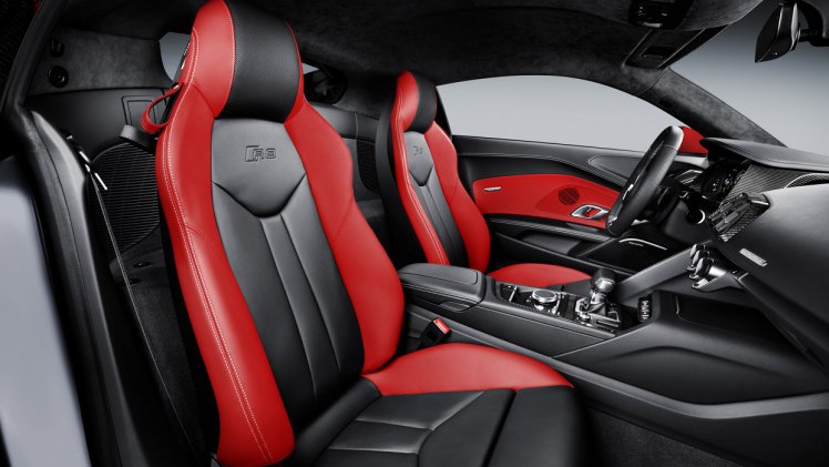 Audi presenteert een gelimiteerde editie voor de R8: de Audi Sport Edition. De auto wordt geleverd in de kleuren van Audi Sport en de oplage bedraagt 200 stuks.