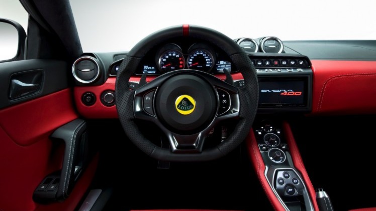 Lotus lanceert in Genve de Evora 400. Van buiten lijkt het misschien op een lichte facelift, maar onderhuids is er een hoop nieuw.