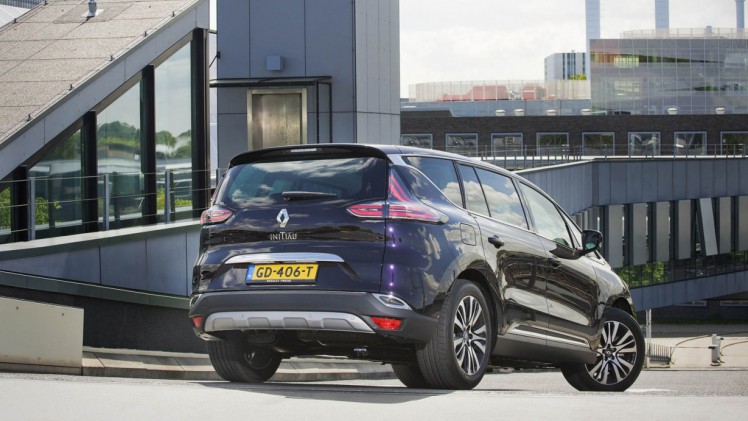 Renault geeft de Espace Initiale Paris voortaan een Espace badge in plaats van een Initiale badge. Dit om de MPV meer herkenbaarheid te geven op de weg.