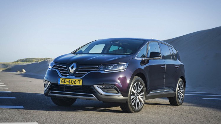 Renault geeft de Espace Initiale Paris voortaan een Espace badge in plaats van een Initiale badge. Dit om de MPV meer herkenbaarheid te geven op de weg.