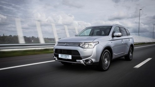 Mitsubishi heeft een nieuwe uitvoering bedacht voor de Outlander PHEV. De X-line zit royaler in de uitrusting, maar die extras worden niet doorberekend aan de consument.