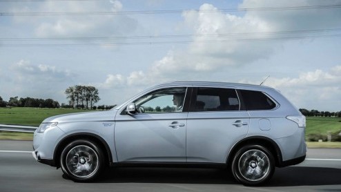 Mitsubishi heeft een nieuwe uitvoering bedacht voor de Outlander PHEV. De X-line zit royaler in de uitrusting, maar die extras worden niet doorberekend aan de consument.