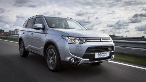 Mitsubishi heeft een nieuwe uitvoering bedacht voor de Outlander PHEV. De X-line zit royaler in de uitrusting, maar die extras worden niet doorberekend aan de consument.