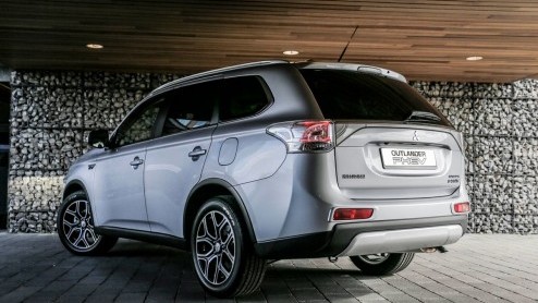 Mitsubishi heeft een nieuwe uitvoering bedacht voor de Outlander PHEV. De X-line zit royaler in de uitrusting, maar die extras worden niet doorberekend aan de consument.