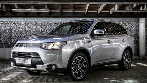 Mitsubishi heeft een nieuwe uitvoering bedacht voor de Outlander PHEV. De X-line zit royaler in de uitrusting, maar die extras worden niet doorberekend aan de consument.