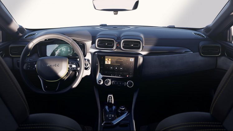 Het jonge Chinese automerk Lynk & Co presenteert haar tweede model: de 03. Naast de eerder onthulde compacte SUV bestaat het modellengamma nu ook uit een coup-achtige sedan.