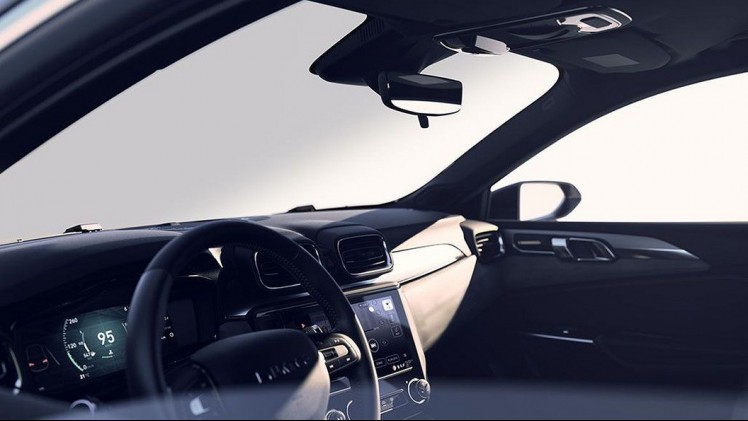 Het jonge Chinese automerk Lynk & Co presenteert haar tweede model: de 03. Naast de eerder onthulde compacte SUV bestaat het modellengamma nu ook uit een coup-achtige sedan.