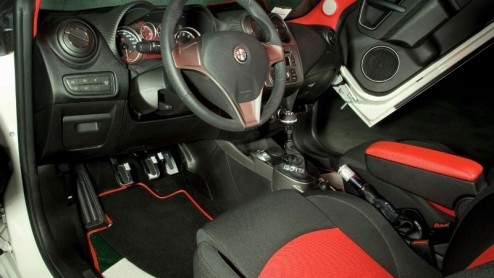 Ook de Alfa MiTo ontkomt niet aan de nodige artistieke interpretaties van tuners. Bandenfabrikant Marangoni ging met Alfa's kleinste aan de slag en dit is het resultaat. Two-tone lak, M430 als naam en