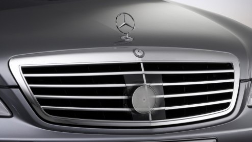 Steeds meer nieuwe modellen beschikken over zogenaamde attentiesystemen. De bestuurder wordt gewaarschuwd bij onachtzaamheid of diverse gevaarlijke situaties. Mercedes-Benz heeft het veilige nut lat