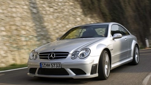 Als je een normale CLK 63 AMG op de oprit hebt staan dan hoef je je natuurlijk nergens voor te schamen. Maar blijkbaar is het allemaal nog niet goed genoeg want AMG heeft van deze CLK een Black Series