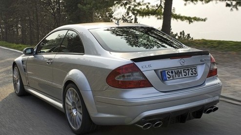 Als je een normale CLK 63 AMG op de oprit hebt staan dan hoef je je natuurlijk nergens voor te schamen. Maar blijkbaar is het allemaal nog niet goed genoeg want AMG heeft van deze CLK een Black Series