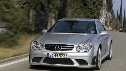 Als je een normale CLK 63 AMG op de oprit hebt staan dan hoef je je natuurlijk nergens voor te schamen. Maar blijkbaar is het allemaal nog niet goed genoeg want AMG heeft van deze CLK een Black Series