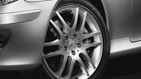 Mercedes biedt een sportpakket aan voor de SLK 200, 280 en de 350. Hierdoor krijgt de SLK een wat sportiever tintje.
