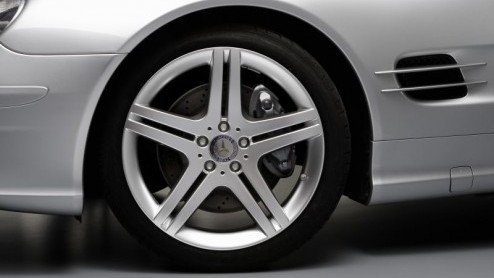 Mercedes heeft speciaal voor de SL een sportpakket ontwikkeld die de auto een bijzondere en exclusieve touch moeten geven.