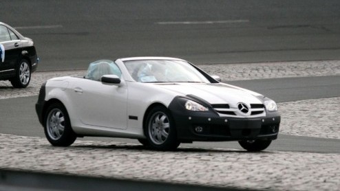 Hij ziet er misschien karig uit, maar dat weerhield de scoopfotograaf er niet van deze Mercedes digitaal vast te leggen. We zien hier namelijk de Mercedes SLK met een facelift.'Opvallend' is de gewijz