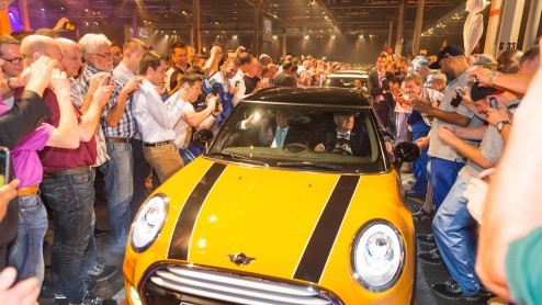 Mini introduceert de MINI Cooper First Born Edition in het kader van de productiestart bij VDL NedCar in Born.