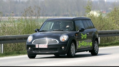 En opnieuw hebben we spy-fotos binnen gekregen van de MINI Clubman, maar het is niet, ik herhaal, NIET de bedoeling dat je er naar kijkt.