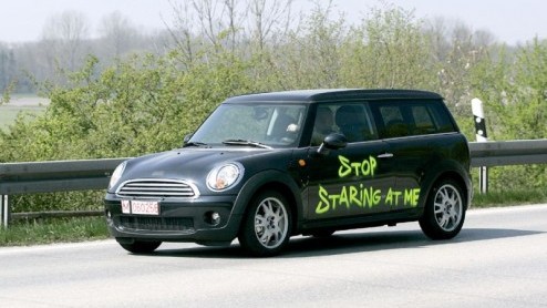 En opnieuw hebben we spy-fotos binnen gekregen van de MINI Clubman, maar het is niet, ik herhaal, NIET de bedoeling dat je er naar kijkt.