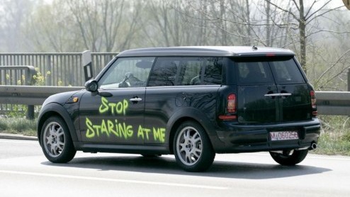 En opnieuw hebben we spy-fotos binnen gekregen van de MINI Clubman, maar het is niet, ik herhaal, NIET de bedoeling dat je er naar kijkt.