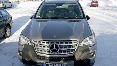 Nu de huidige generatie Mercedes-Benz ML-klasse weer drie jaar op de markt is, begint de drang van het merk naar kleine vernieuwingen toch te kriebelen. Eind dit jaar staat er dan ook een kleine facel
