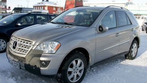Nu de huidige generatie Mercedes-Benz ML-klasse weer drie jaar op de markt is, begint de drang van het merk naar kleine vernieuwingen toch te kriebelen. Eind dit jaar staat er dan ook een kleine facel