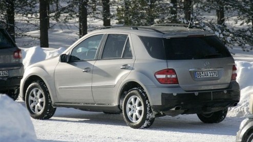 Nu de huidige generatie Mercedes-Benz ML-klasse weer drie jaar op de markt is, begint de drang van het merk naar kleine vernieuwingen toch te kriebelen. Eind dit jaar staat er dan ook een kleine facel