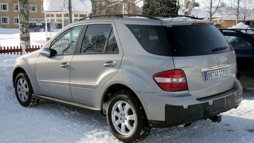 Nu de huidige generatie Mercedes-Benz ML-klasse weer drie jaar op de markt is, begint de drang van het merk naar kleine vernieuwingen toch te kriebelen. Eind dit jaar staat er dan ook een kleine facel
