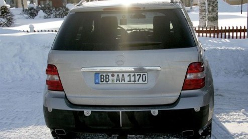 Nu de huidige generatie Mercedes-Benz ML-klasse weer drie jaar op de markt is, begint de drang van het merk naar kleine vernieuwingen toch te kriebelen. Eind dit jaar staat er dan ook een kleine facel