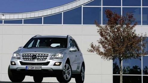 Een aantal weken geleden lieten we spionagemateriaal zien van de vernieuwde Mercedes-Benz ML. Vandaag zijn er definitieve fotos beschikbaar. De Duitsers geven de terreinreus een krachtigere uitstrali
