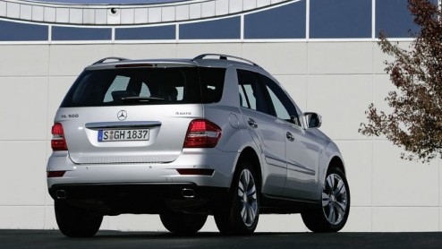 Een aantal weken geleden lieten we spionagemateriaal zien van de vernieuwde Mercedes-Benz ML. Vandaag zijn er definitieve fotos beschikbaar. De Duitsers geven de terreinreus een krachtigere uitstrali