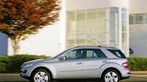 Een aantal weken geleden lieten we spionagemateriaal zien van de vernieuwde Mercedes-Benz ML. Vandaag zijn er definitieve fotos beschikbaar. De Duitsers geven de terreinreus een krachtigere uitstrali