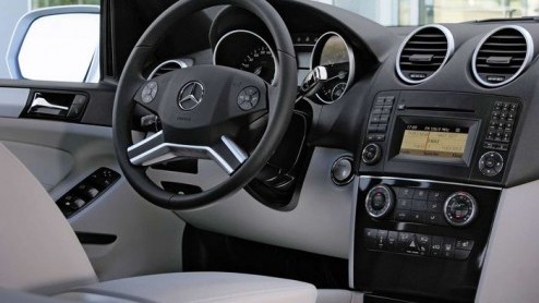 Een aantal weken geleden lieten we spionagemateriaal zien van de vernieuwde Mercedes-Benz ML. Vandaag zijn er definitieve fotos beschikbaar. De Duitsers geven de terreinreus een krachtigere uitstrali