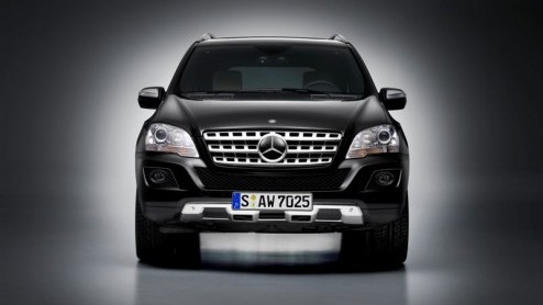 De vernieuwde Mercedes M-Klasse staat bij de dealers. Naast uiterlijke en technische wijzigingen is de vanafprijs ook aantrekkelijker. Voor 71.649 euro staat er al een exemplaar voor de deur, en dat i