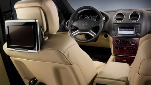 De vernieuwde Mercedes M-Klasse staat bij de dealers. Naast uiterlijke en technische wijzigingen is de vanafprijs ook aantrekkelijker. Voor 71.649 euro staat er al een exemplaar voor de deur, en dat i