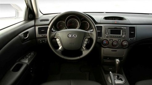 Kia steekt de Magentis in een nieuwe jas. Het model wordt bij ons niet (meer) geleverd, maar bij onze Ooster- en Zuiderburen staat hij wel bij de dealers.